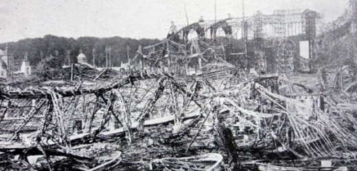 Zničený britský pavilon na Světové výstavě v Bruselu.